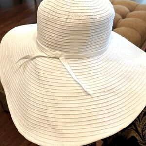 🌴Fashionable White Hat 👒 longer in back to cover neck from suns rays.